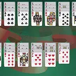Kartat e letrave të shpërndara në një ekran lojërash, duke përfshirë dy mbretër dhe një as pikal