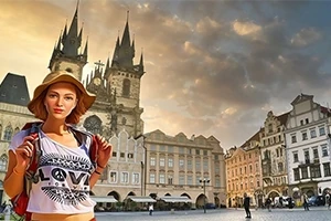 Një grua me kapelë në një shesh me ndërtesa historike dhe një kishë në sfond