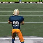 Lojëtar me fanellë blu dhe numrin 99 në shpinë qëndron në një fushë futbolli amerikan, i veshur me pantallona të verdha dhe helmetë