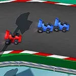 Katër makina lodrash me ngjyra blu dhe të kuqe garojnë në një pistë garash me kthesa dhe shenja kufizuese