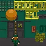 Një person me uniformë ushtarake qëndron përballë një sfere të madhe portokalli dhe enëve të verdha me shenjën e rrezikut radioaktiv në një mjedis industrial