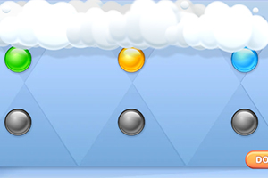 Top bardhë me re dhe sfera shumëngjyrëshe në një sfond blu