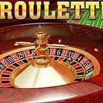 Rrotë rulete prej druri me numra dhe tabela e basteve në sfond