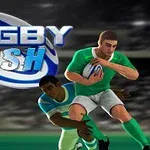 Një lojtar rugby në uniformë të gjelbër mban topin ndërsa një lojtar tjetër përpiqet ta ndalojë, me një skenë stadiumi dhe logon Rugby Rush pas tyre