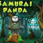 Panda veshur si samurai qëndron mbi një cung në një pyll, me dy simbole panda në prapavijë