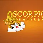 Skorpion i artë mbi letra lojërash me sfond portokalli