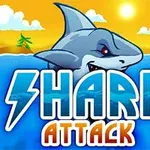 Një peshkaqen duket mbi sipërfaqen e detit me diellin që ndriçon qiellin dhe mbishkrimin Shark Attack poshtë