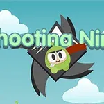 Një personazh ninja i vogël me sy të mëdhenj, mbi një sfond qielli me re dhe një tekst që thotë Shooting Ninja