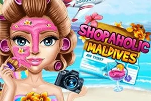 Një vajzë me maskë fytyre dhe aparat fotografik pozon në plazh me një poster të madh që thotë Shopaholic Maldives në sfond