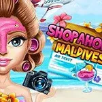 Një vajzë me maskë fytyre dhe aparat fotografik pozon në plazh me një poster të madh që thotë Shopaholic Maldives në sfond