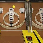 Lojë me top qëlluar në një shenjë me pika numerike brenda unazave të bardha në një skenë arcade