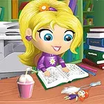 Vajzë me flokë të verdha duke lexuar një libër në bibliotekë, me një printer në sfond dhe një pije në tavolinë
