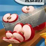 Thika pret feta mollësh dhe fruta të tjera mbi një dërrasë prerëse prej druri