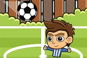 Një personazh vizatimor me bluzë me vija blu dhe të bardha është në një fushë me bar pranë një topi futbolli, me një gardh dhe gjelbërim në sfond