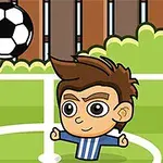 Një personazh vizatimor me bluzë me vija blu dhe të bardha është në një fushë me bar pranë një topi futbolli, me një gardh dhe gjelbërim në sfond