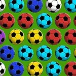 Topa futbolli me ngjyra të ndryshme mbi një sfond të gjelbër