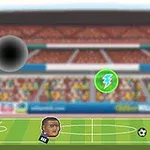 Dy personazhe me kokë të madhe në një fushë futbolli me një top në mes, sfond i një stadiumi me turmë, dy vrima të zeza dhe një ikonë me simbolin e energjisë