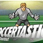 Një portier i animuar me një uniformë gri që qëndron para portës në një fushë futbolli me tekstin Soccertastic dhe një top futbolli