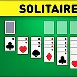 Kartat e lojës së ndara në rreshta mbi një sfond jeshil me titullin SOLITAIRE në krye