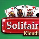 Kartat me simbole letrash J, Q, K dhe A mbi një sfond të gjelbër me tekstin Solitaire Klondike