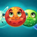 Topa planetësh të animuar me fytyra dhe shprehje të ndryshme në një sfond të kaltër