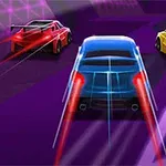 Tre makina sportive, një blu në qendër, një e kuqe dhe një e verdhë, në një garë me drita neon mbi një pistë me ngjyra vjollcë