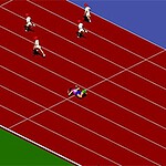 Pamje e një piste atletike ku një person është i shtrirë në mes të linjave me figura të tjera që qëndrojnë në krah