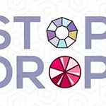 Teksti STOP DROP me letra të mëdha, me fjalën O të zëvendësuar nga figura gjeometrike shumëngjyrëshe