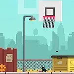 Një person me një kapele luan basketboll pranë një piste biçikletash me sfond urban, ndërsa një mace e zezë është afër një kosh plehrash