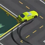 Makina e verdhë në mbikalim duke lënë gjurmë të zeza në asfalt