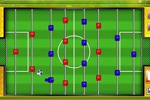 Pamje nga një lojë tavoline futbolli me fusha jeshile, top në qendër, dhe lojtarë të vendosur me ngjyra blu dhe të kuqe