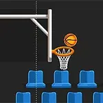 Një top basketbolli që kalon nëpër një kosh të bardhë me sfond me karrige të kaltra