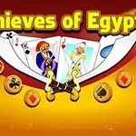 Kartat e lojës dhe monedhat me sfond të artë dhe tekstin Thieves of Egypt