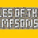 Teksti TILES OF THE SIMPSONS i shkruar mbi një sfond të përbërë nga mozaikë të vegjël me imazhe personazhesh, me një sfond të verdhë