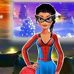 Një personazh i veshur me kostum superheroi me maskë, qëndron përpara një peizazhi dimëror me borë dhe pemë të dekoruara