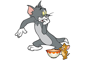Një mace gri dhe një mi kafe përballen pranë një tas të zbrazët