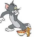 Një mace gri dhe një mi kafe përballen pranë një tas të zbrazët