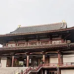 Ndërtesë tradicionale japoneze prej druri me çati të harkuar dhe detaje të rafinuara arkitekturore
