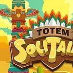 Një totem shumëngjyrësh në një sfond shkretëtire me re dhe diell, me mbishkrimin Totem Solitaire në ballë
