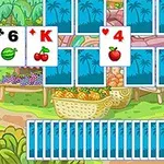 Kartat e lojës me simbole frutash mbi një sfond me treg të hapur me fruta dhe zarzavate