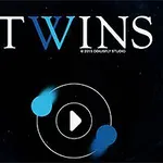 Logo minimalist me tekstin TWINS dhe dy forma blu që rrotullohen rreth një rrethi me një shigjetë luaj në qendër