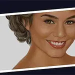 Një portret i një gruaje me flokë kafe dhe buzëqeshje të gjërë mbi një sfond gri