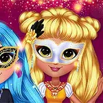 Dy vajza të veshura me maska elegante dhe flokë të gjata, njëra me flokë blu dhe tjetra me flokë të verdhë, në sfond të kuq me yje vezullues