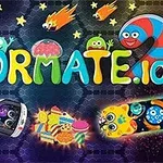 Një sfond i errët me figura shumëngjyrëshe të krimbave, objekte kozmike dhe yje rreth titullit Wormate