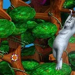 Një majmun gri që kapet nëpër degët e një pylli me shumë gjethe të gjelbra