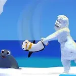 Një krijesë e bardhë në formë gorille rrotullon një pinguin në ajër pranë një dete blu me një foka që shikon