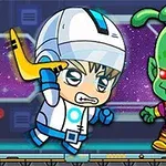 Një personazh i veshur si astronaut qëndron përballë një alieni jeshil me sy të kuq, ndërsa ka një bumerang në dorë